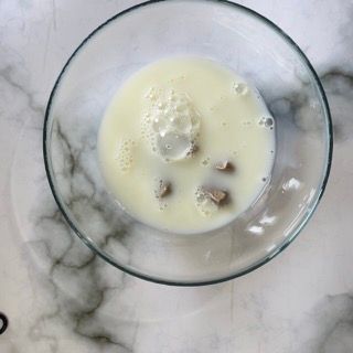 Mix acqua, latte e lievito per l'impasto dei pangoccioli.