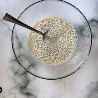 Creazione del lievitino mescolando farine e liquidi con un cucchiaio.