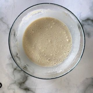 Lievito di birra fresco sciolto in latte e acqua per il lievitino.