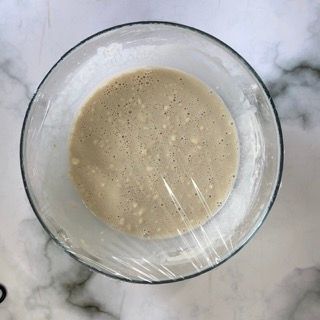 Lievitino per pangoccioli coperto con pellicola trasparente.