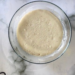 Lievitino raddoppiato di volume dopo 40 minuti, pronto per l'impasto