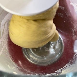 Impasto per pangoccioli in lavorazione con il gancio.