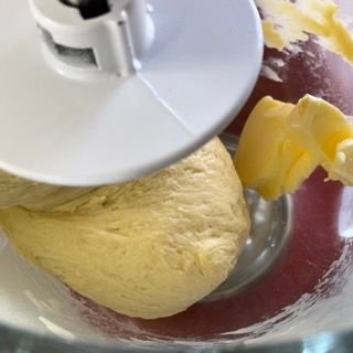 Pezzetti di burro morbido vengono incorporati nell'impasto.