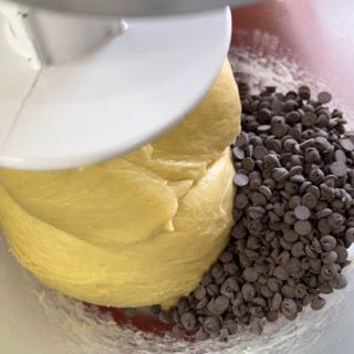 gocce di cioccolato fondente aggiunte all'impasto in planetaria