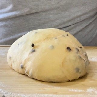 Primo piano dell'impasto che mostra le gocce di cioccolato ben distribuite.