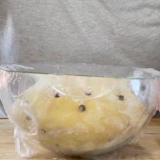 Palla di impasto per Pangoccioli messa a lievitare in una ciotola coperta.