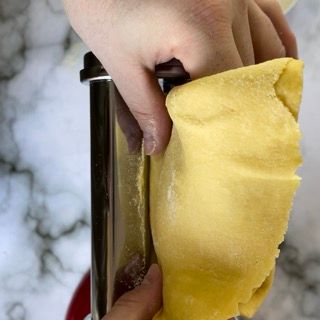 Una persona tiene in mano un pezzo di pasta