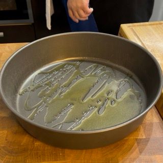 Una padella piena di olio su un tavolo di legno