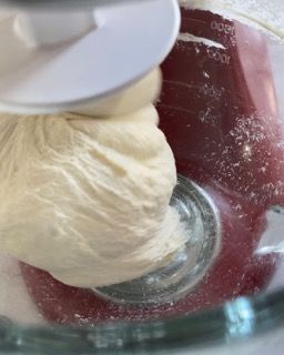 Una persona sta mescolando l'impasto in una ciotola di vetro