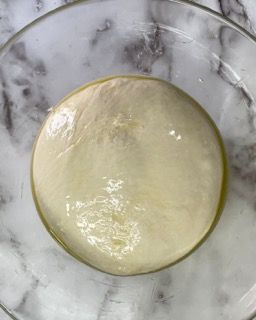 Primo piano di una ciotola di liquido su un tavolo.