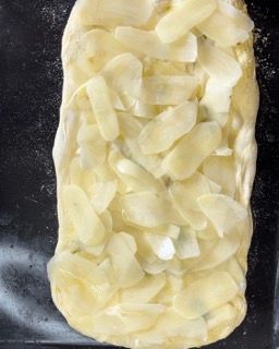 Un pezzo di pasta con sopra delle patate