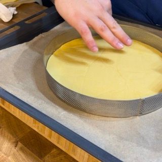 Fondo della crostata bucherellato con i rebbi di una forchetta.