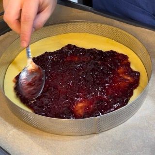 Marmellata  spalmata uniformemente sulla base della crostata.