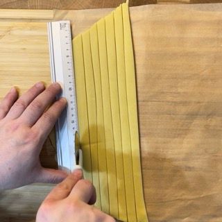 Strisce di pasta frolla tagliate con una rotella dentellata.