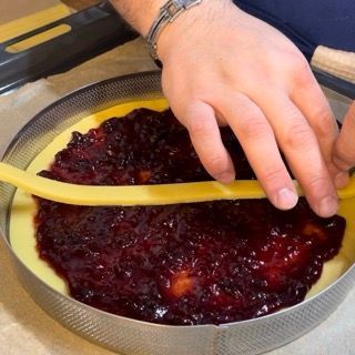 Creazione del classico reticolo di strisce sulla superficie della crostata.