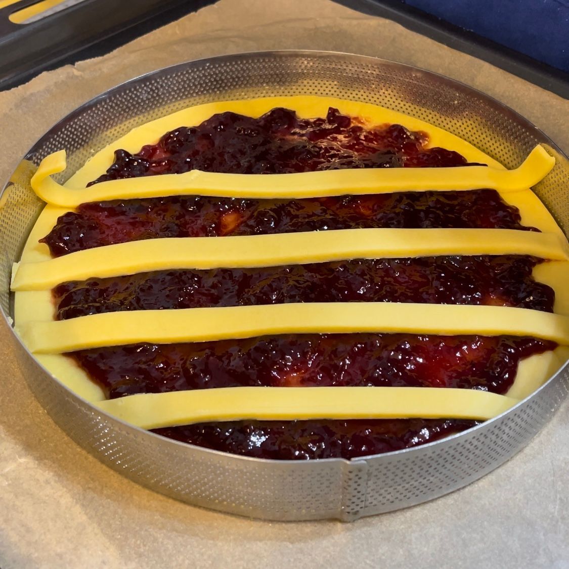 Creazione del classico reticolo di strisce sulla superficie della crostata.
