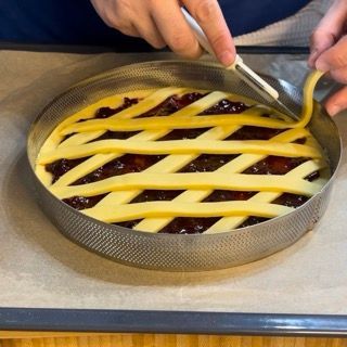 Creazione del classico reticolo di strisce sulla superficie della crostata.