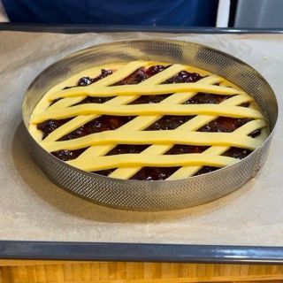 Creazione del classico reticolo di strisce sulla superficie della crostata.