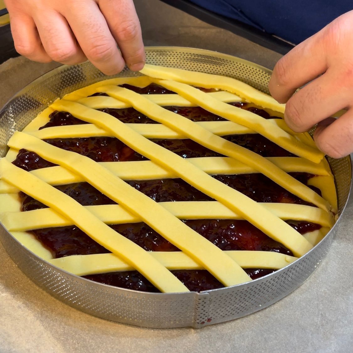 Striscia di pasta frolla applicata lungo tutto il bordo della crostata.