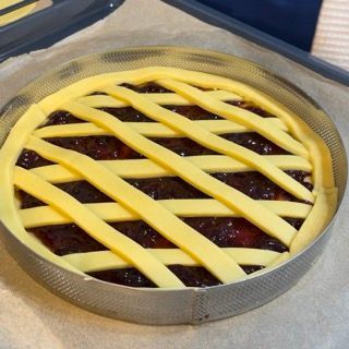 Bordo della crostata rifinito e compatto.