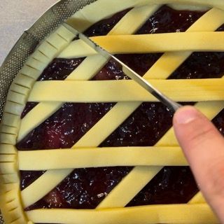 Bordo della crostata decorato con una leggera pressione di un coltello.
