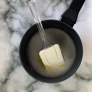 Una spatola è in una pentola di liquido su un tavolo