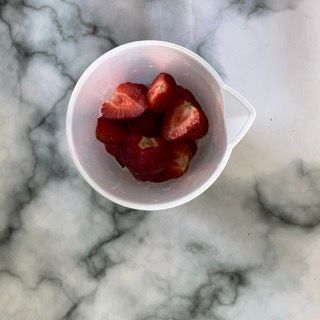 Fragole in una tazza graduata su un tavolo