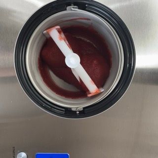 Una gelatiera in acciaio inox riempita di liquido rosso