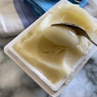 Un cucchiaio sporge da un contenitore di gelato