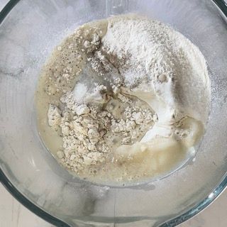 Un frullatore riempito con un composto di farina e liquido