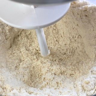 Un mixer mescola la farina in una ciotola.