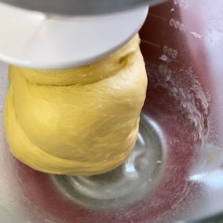 Un primo piano di un impasto mescolato in un frullatore