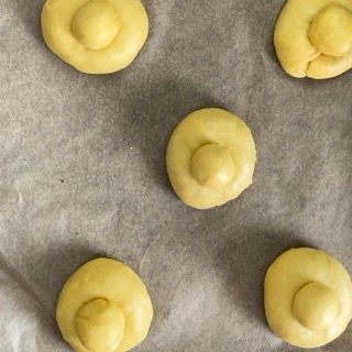 Un mucchio di ciambelle sono appoggiate su un pezzo di carta oleata