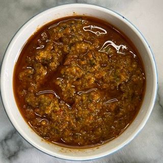 Un primo piano di una ciotola di salsa su un tavolo