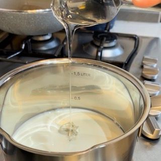 Il liquido viene versato in una pentola che dice 1,5 litri