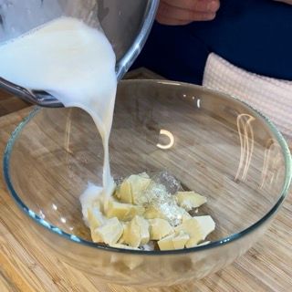 Una persona sta versando il latte in una ciotola di cibo