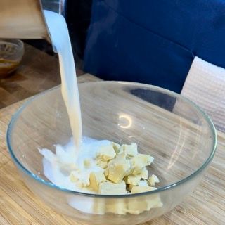 Il latte viene versato in una ciotola di vetro con burro