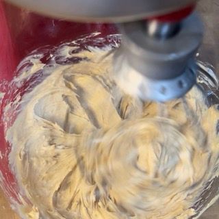 Un mixer mescola una sostanza cremosa in una ciotola.