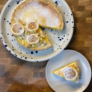 Un piatto di cibo da cui è stata tolta una fetta
