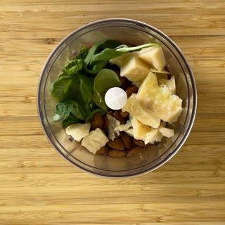 Una ciotola piena di verdure e noci su un tavolo di legno