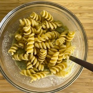 Una ciotola di pasta con un cucchiaio dentro