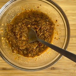 Una ciotola di salsa con un cucchiaio dentro