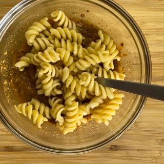 Una ciotola di pasta con un cucchiaio dentro