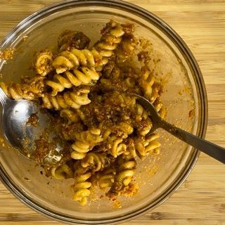 Una ciotola di pasta con un cucchiaio dentro