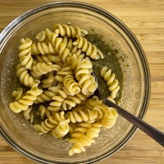 Una ciotola di pasta con un cucchiaio dentro
