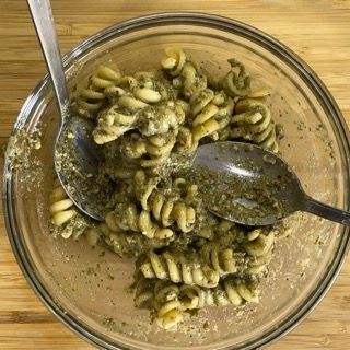 Una ciotola di pasta con un cucchiaio dentro