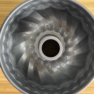 Una tortiera d'argento con un buco al centro