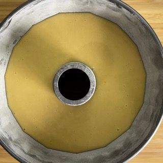 Un ciambellone in una teglia con un buco nel mezzo.