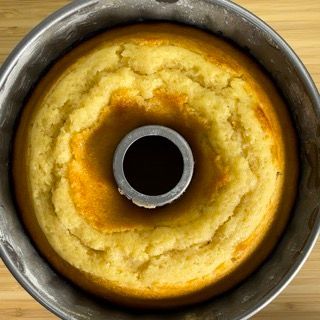 Un ciambellone in una teglia con un buco nel mezzo