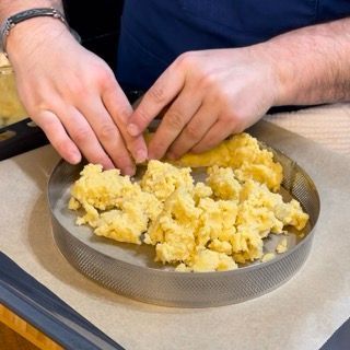 Una persona sta preparando il cibo in una padella di metallo